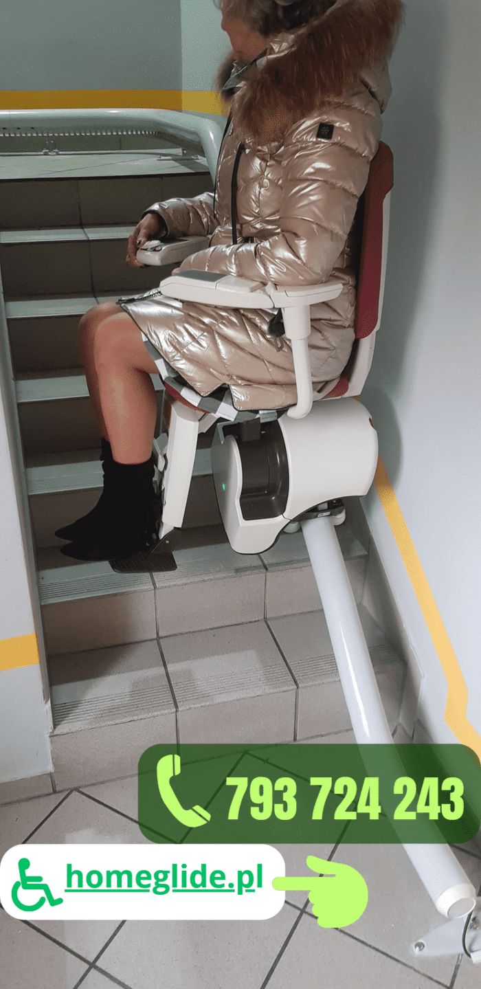 Krzesełko winda schodowa zamontowana na klatce schodowej w bloku