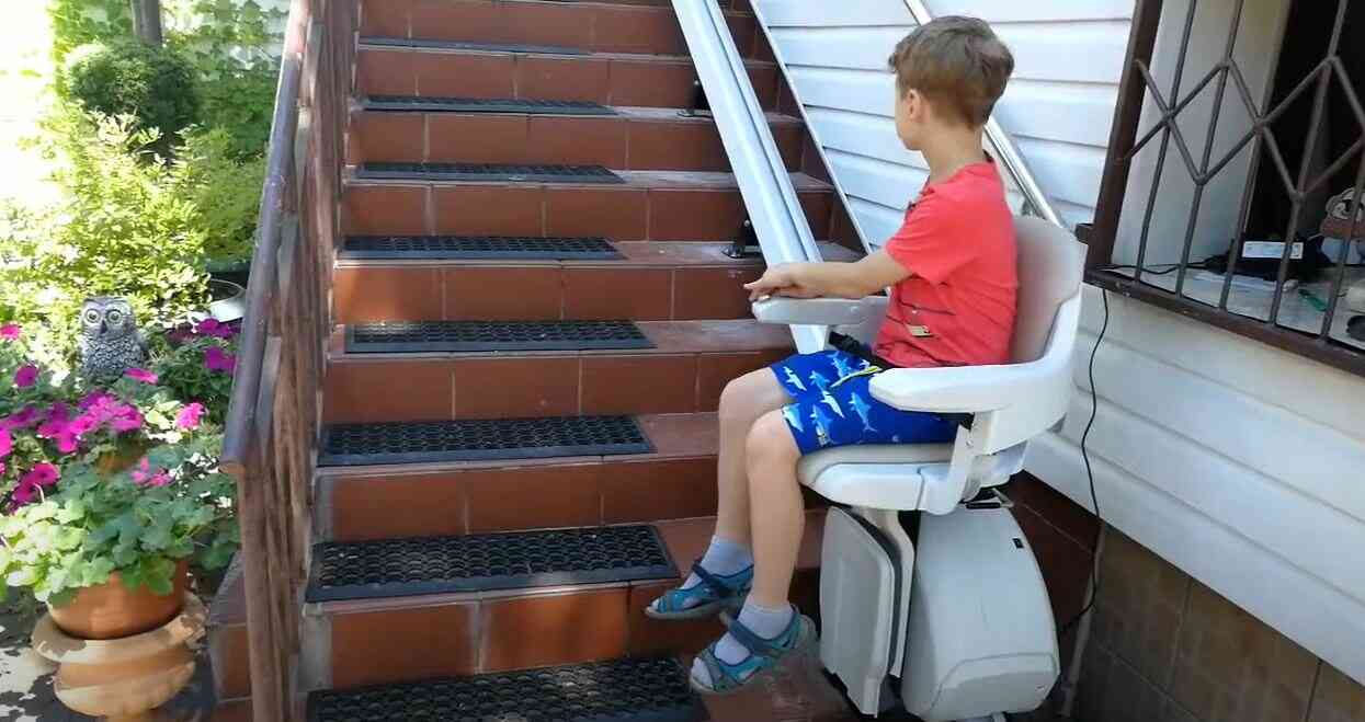 Czy krzesełka schodowe można zamontować na zewnątrz budynku domu